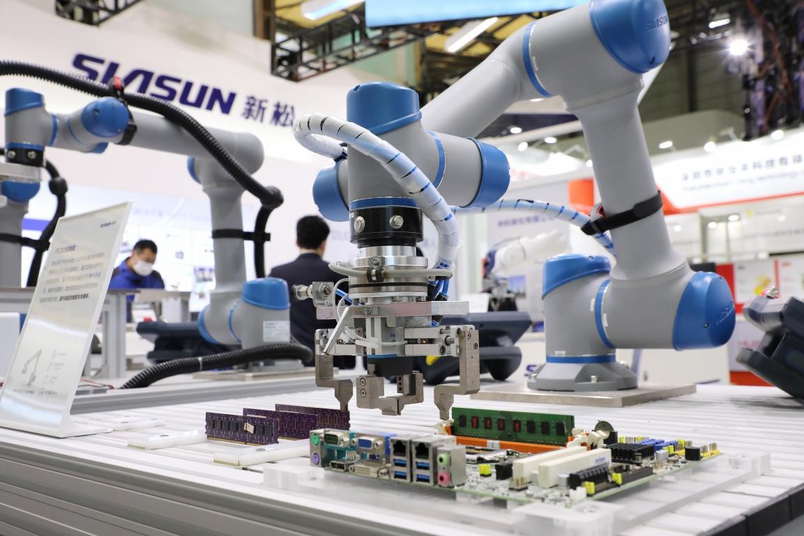 新松协作机器人集体亮相,全新HC-X1型复合机器人重磅来袭
